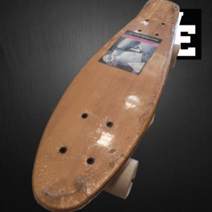 Penny board cruiser de madera marca Dater con ruedas blancas
